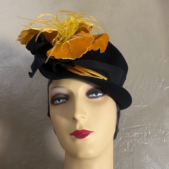 FASCINATING 1940s\' BLACK TILT/ASYMMETRICAL FEDORA + VELOUR FLOWER & FEATHER main image 12